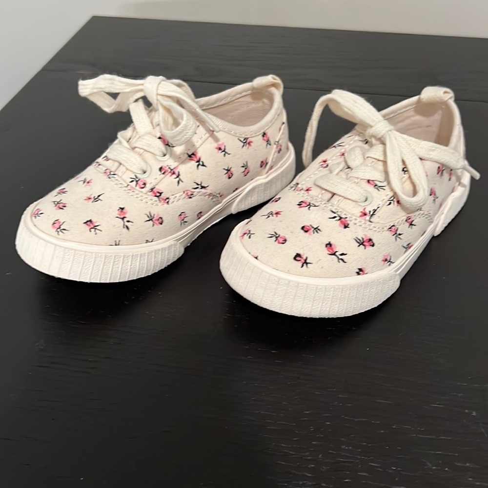 Zara girls size 23 ivory canvas floral sneakers with laces. New without tags